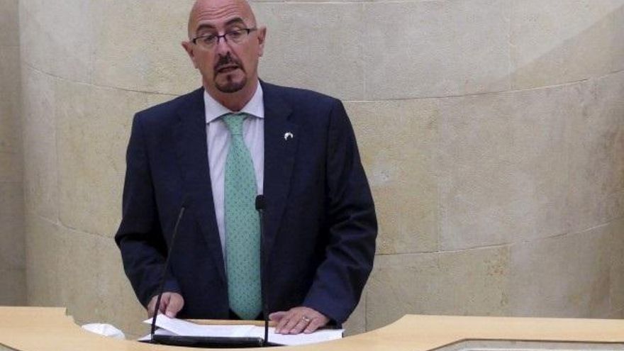 El consejero de Salud, César Pascual, en el Parlamento.