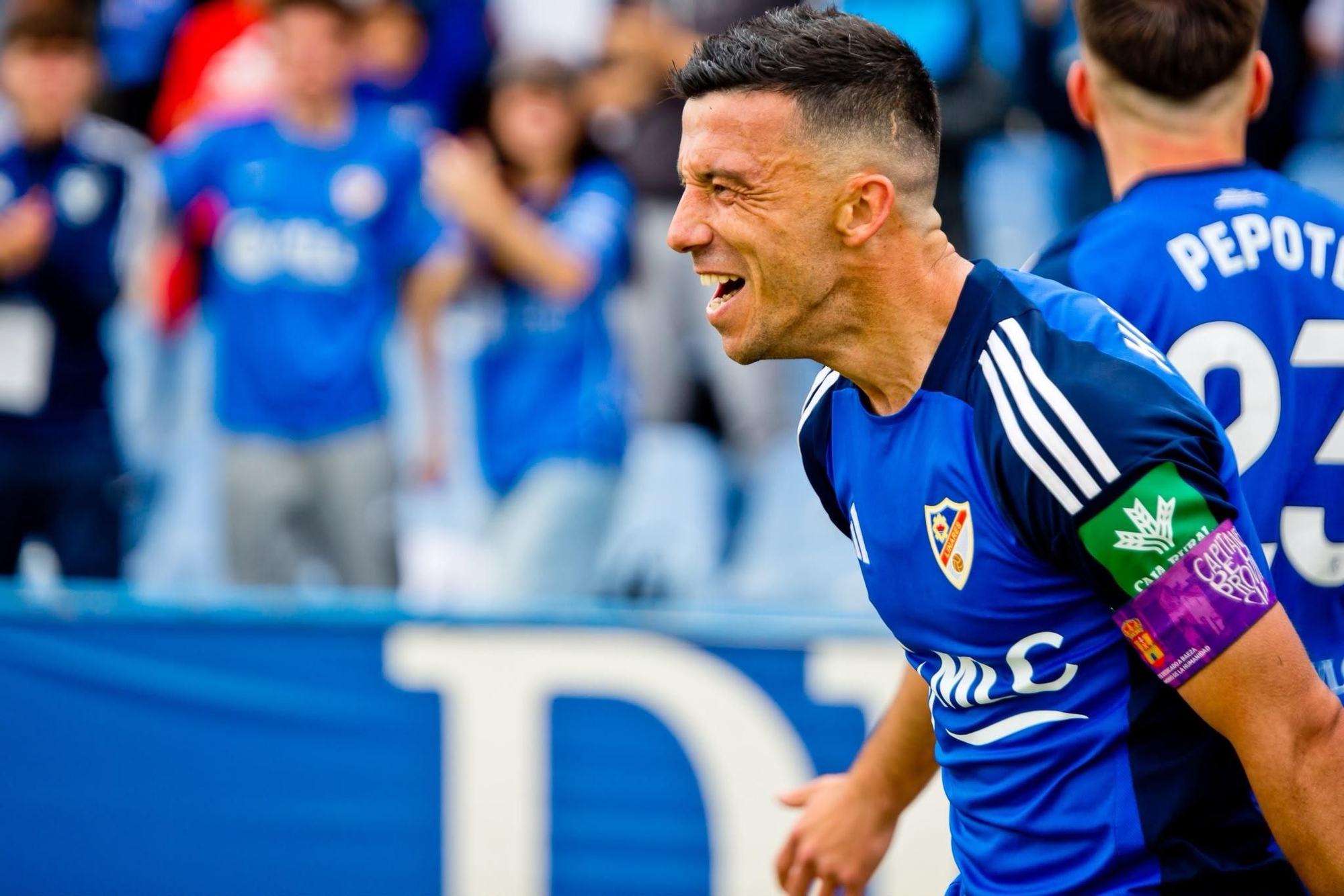 Hugo Díaz celebra un gol con el Linares