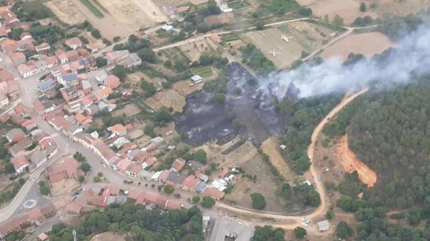 Incendio forestal de Castrocontrigo desde el aire, en imagen de @naturalezacyl