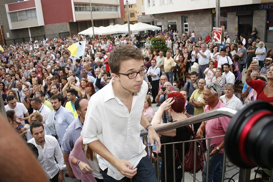 Iñigo Errejón, en el mitin celebrado este jueves en la plaza del Pilar de Las Palmas de Gran Canaria. (ALEJANDRO RAMOS)