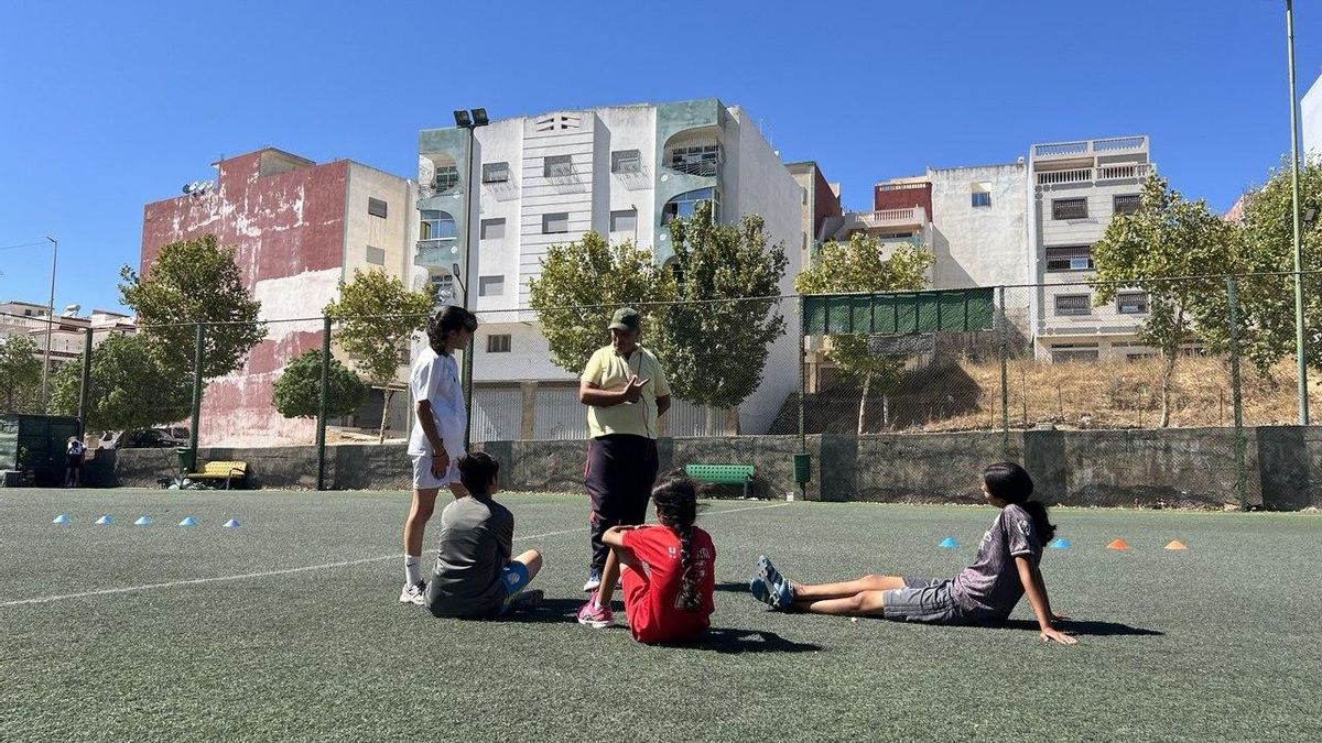 Las compañeras de equipo y el entrenador de Faten, Oumar.