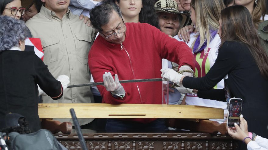 Petro llega con espada de Bolívar a acto de Día del Trabajo para defender consulta popular