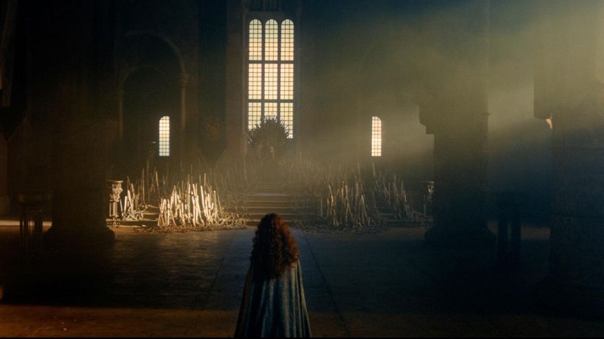 Alicent Hightower ante el Trono de Hierro, en el que se sienta su hijo Aemond Targaryen, en una imagen del primer capítulo de la temporada 3 de 'La casa del dragón'
