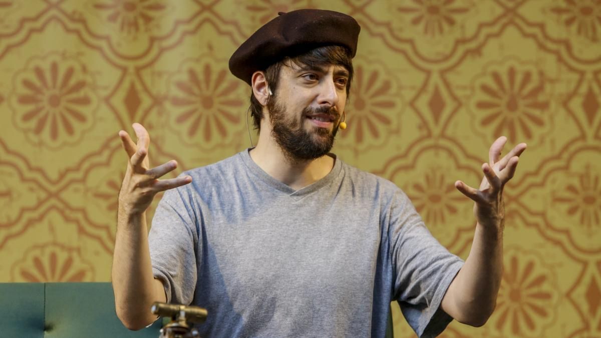 David Uclés: "La primera imagen que tengo de estar escribiendo 'La península de las casas vacías' es en un piso junto a la Mezquita"