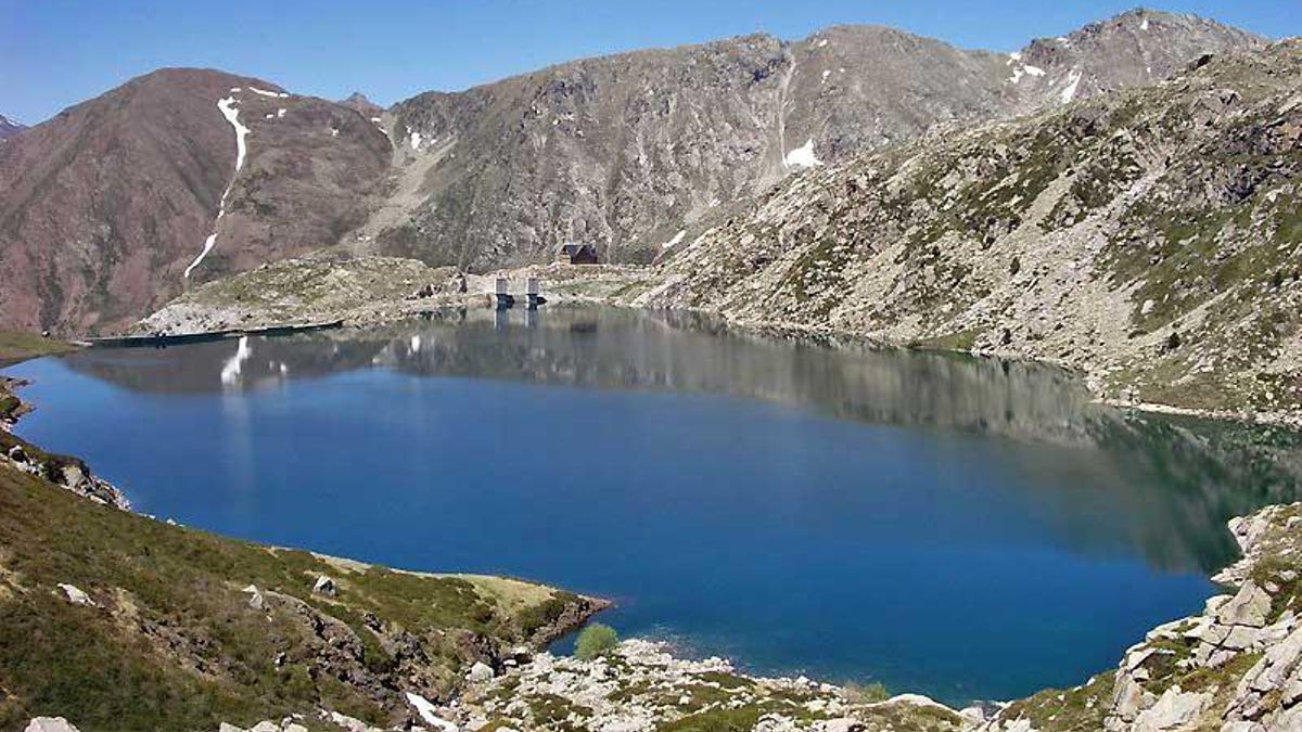 El lago se sitúa a 2.142 metros de altitud, posee agua de origen glacial y cubre una superficie de 26 hectáreas