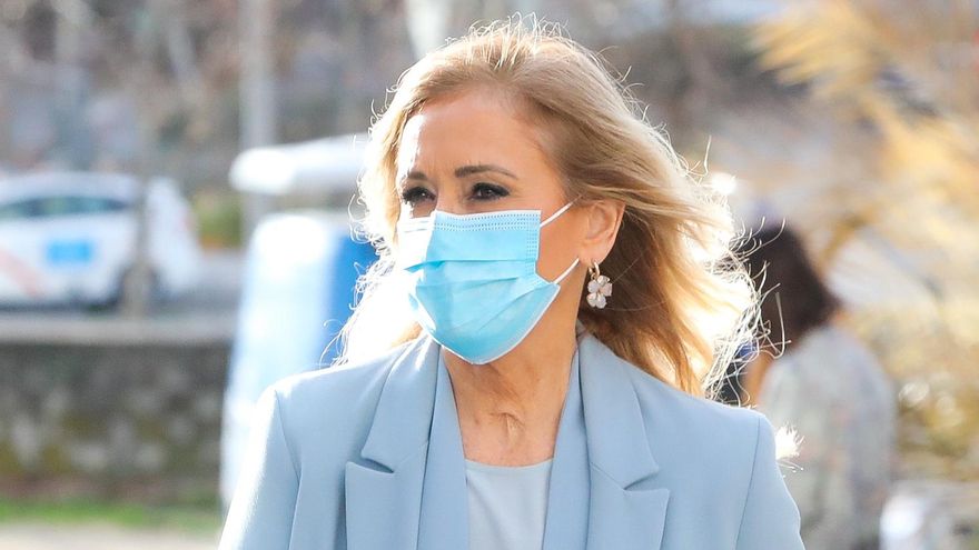 La expresidenta de la Comunidad de Madrid, Cristina Cifuentes, acompañada de su abogado, José Antonio Choclán, a su llegada para declarar por el ‘caso Máster’ en la sección 15 de la Audiencia Provincial de Madrid, en Madrid, (España), a 5 de febrero de 2021. Cifuentes se sienta por última vez en el banquillo de los acusados en un juicio que quedará este viernes visto para sentencia sin que ningún acusado ni testigo haya apuntado directamente a la exdirigente popular como inductora del acta falsificada de su Trabajo de Fin de Máster (TFM) del curso de posgrado que realizó en la Universidad Rey Juan Carlos de Madrid (URJC).