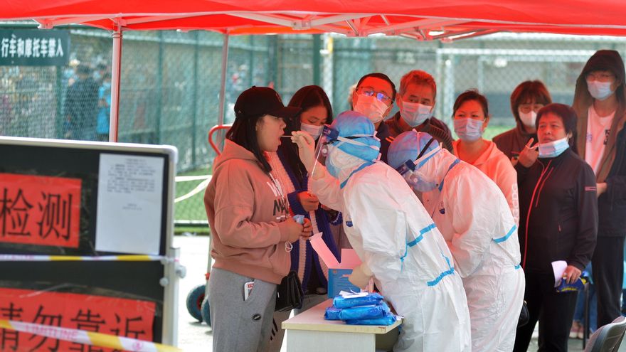 Dos sanitarios realizan test de coronavirus a la población de Qingdao, China, donde recientemente se ha registrado un rebrote de Coivid. EFE/EPA/WANG HAIBIN