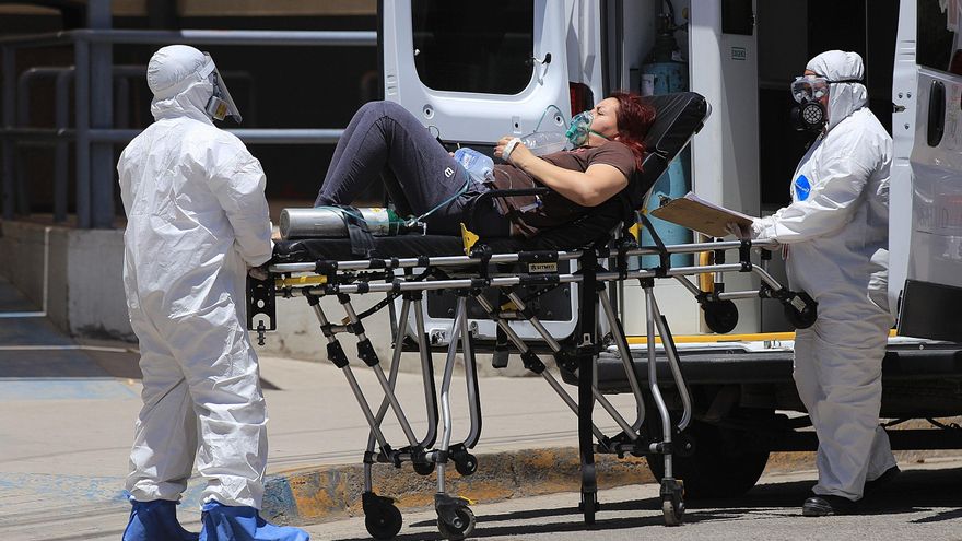 Paramédicos ingresan a una paciente con síntomas de covid-19 al hospital General hoy, en Ciudad Juárez, estado de Chihuahua (México). EFE/ Luis Torres