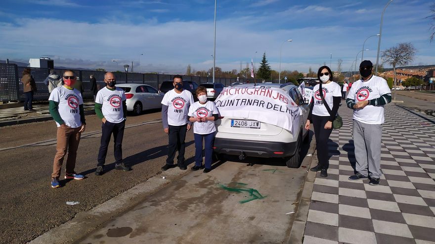 Cientos de coches toman la ciudad de Cuenca para clamar contra las macrogranjas: "Ni en tu pueblo ni en el mío”