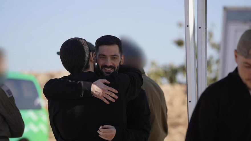 Los hermanos Gali Berman y Ziv Berman se abrazan tras su liberación