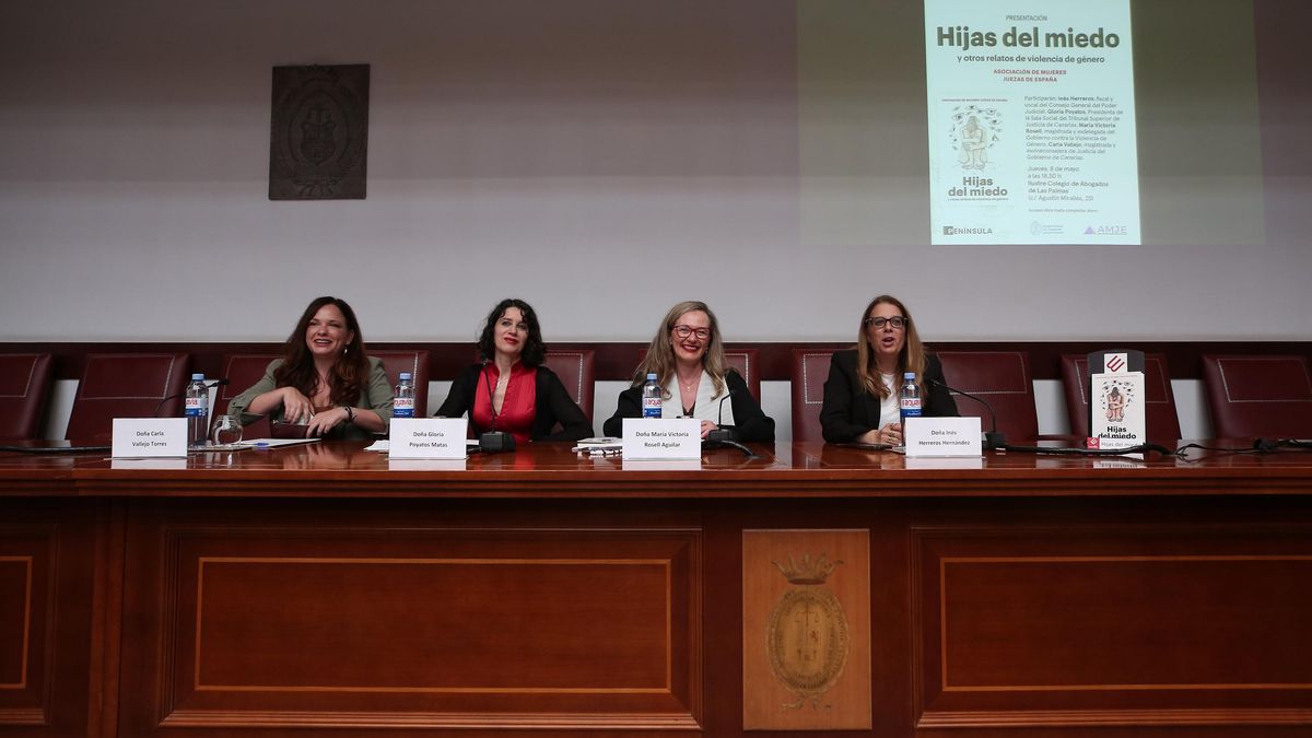 Carla Vallejo, magistrada y exviceconsejera de Justicia del Gobierno de Canarias; Gloria Poyatos, presidenta de la Sala Social del Tribunal Superior de Justicia de Canarias; Victoria Rosell, magistrada y exdelegada del Gobierno contra la Violencia de Género; e Inés Herreros, fiscal y vocal del Consejo General del Poder Judicial en la presentación del libro 'Hijas del miedo'.