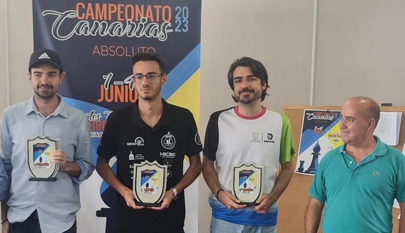 Alberto Hernández León (segundo por la derecha).