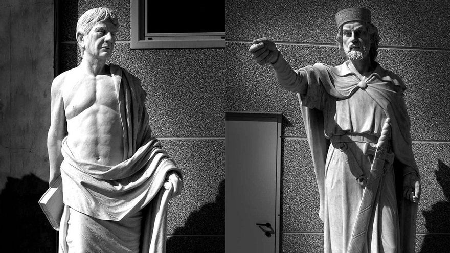 Esculturas de Séneca y San Fernando.