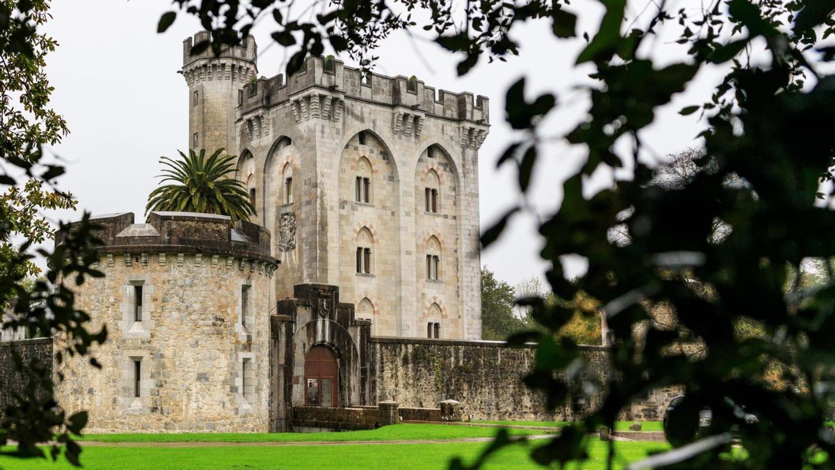 Encargo de los emperadores Napoleón III y Eugenia de Montijo, este majestuoso castilllo vasco cuenta con una torre neogótica de piedra caliza y mármol