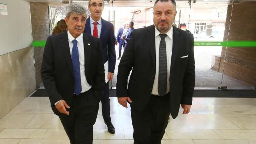 César Sánchez / ICAL El rector de la Universidad de León, Juan Francisco García Marín (I), junto al presidente de la Diputación de León, Eduardo Morán (D), durante el acto solemne de apertura del curso académico en Ponferrada.
