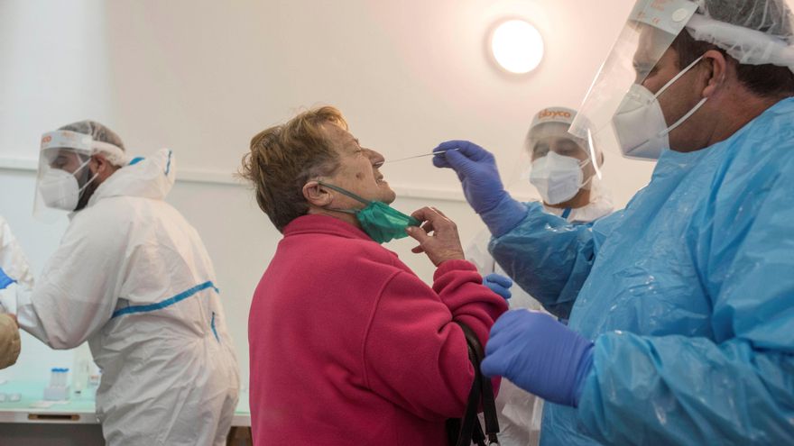 Personal sanitario realiza pruebas PCR. EFE/David Arquimbau Sintes/Archivo