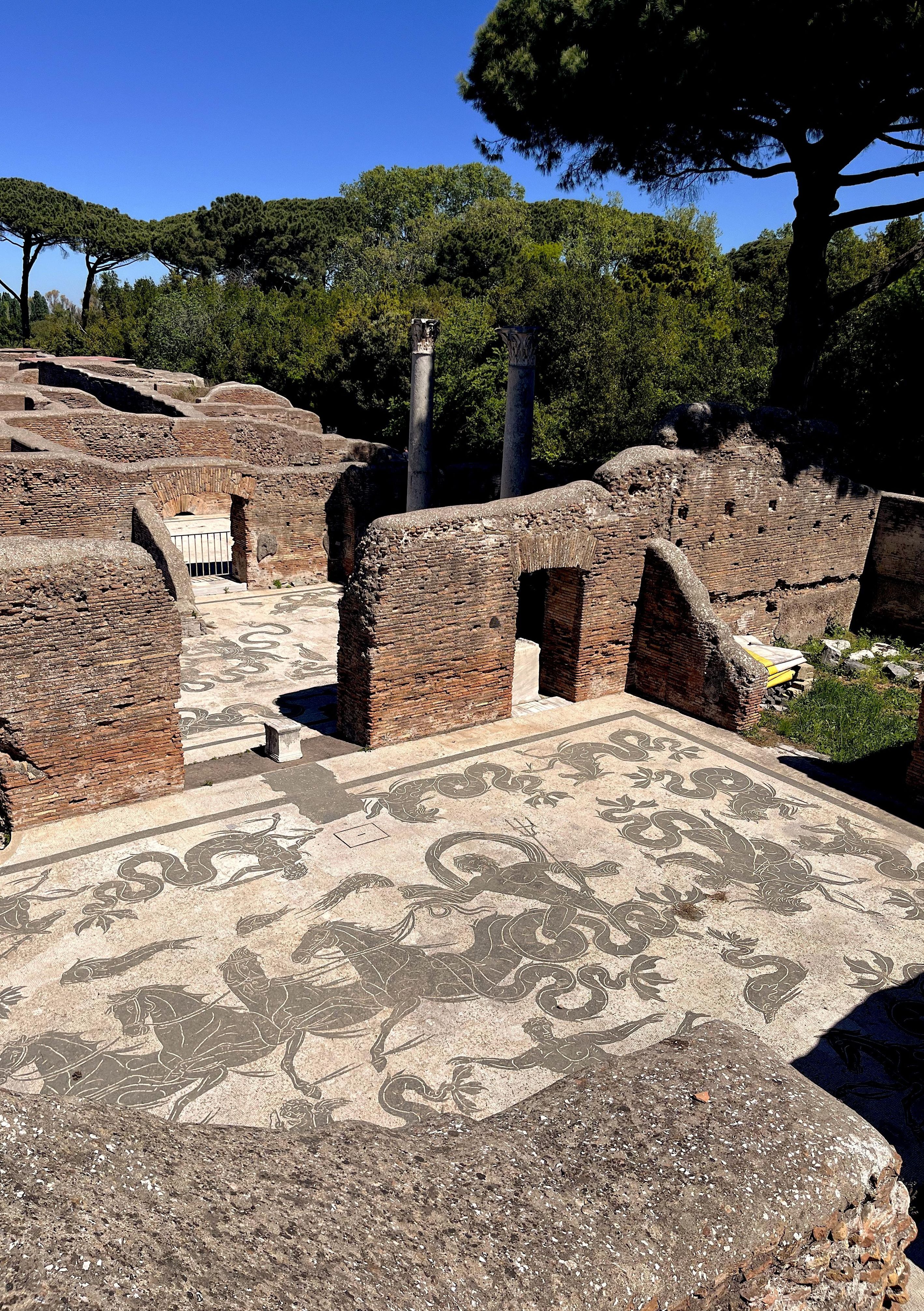 Los mosaicos de temática marina de las Termas de Neptuno en el yacimiento de Ostia Antica.
