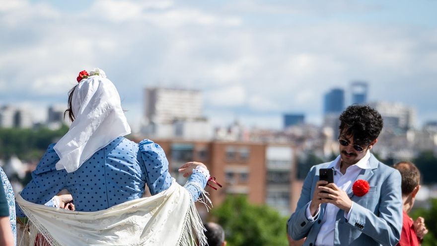 Los jóvenes madrileños reivindican y recuperan el "chulapismo" en San Isidro