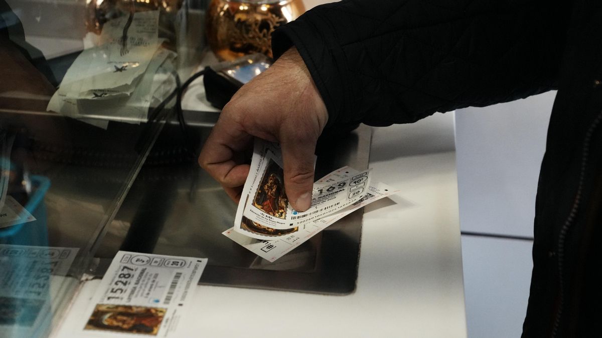 Venta de décimos de la Lotería del Niño en la víspera del sorteo de 2026.