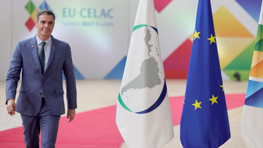 El presidente del Gobierno, Pedro Sánchez, a su llegada a la cumbre de la UE y la Comunidad de Estados Latinoamericanos y del Caribe (CELAC) en Bruselas. EFE/EPA/OLIVIER MATTHYS