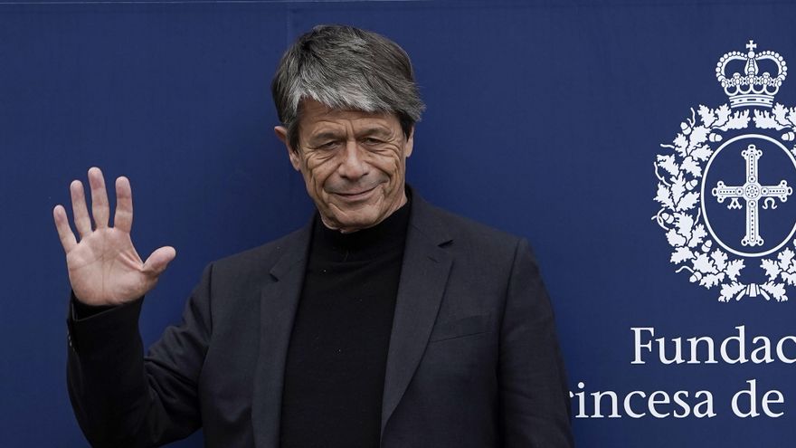 Emmanuel Carrère, entre los cuatro finalistas al premio Goncourt de 2026
