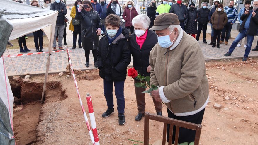 Manzanares quiere exhumar los cuerpos de todas las víctimas del franquismo en menos de cinco años