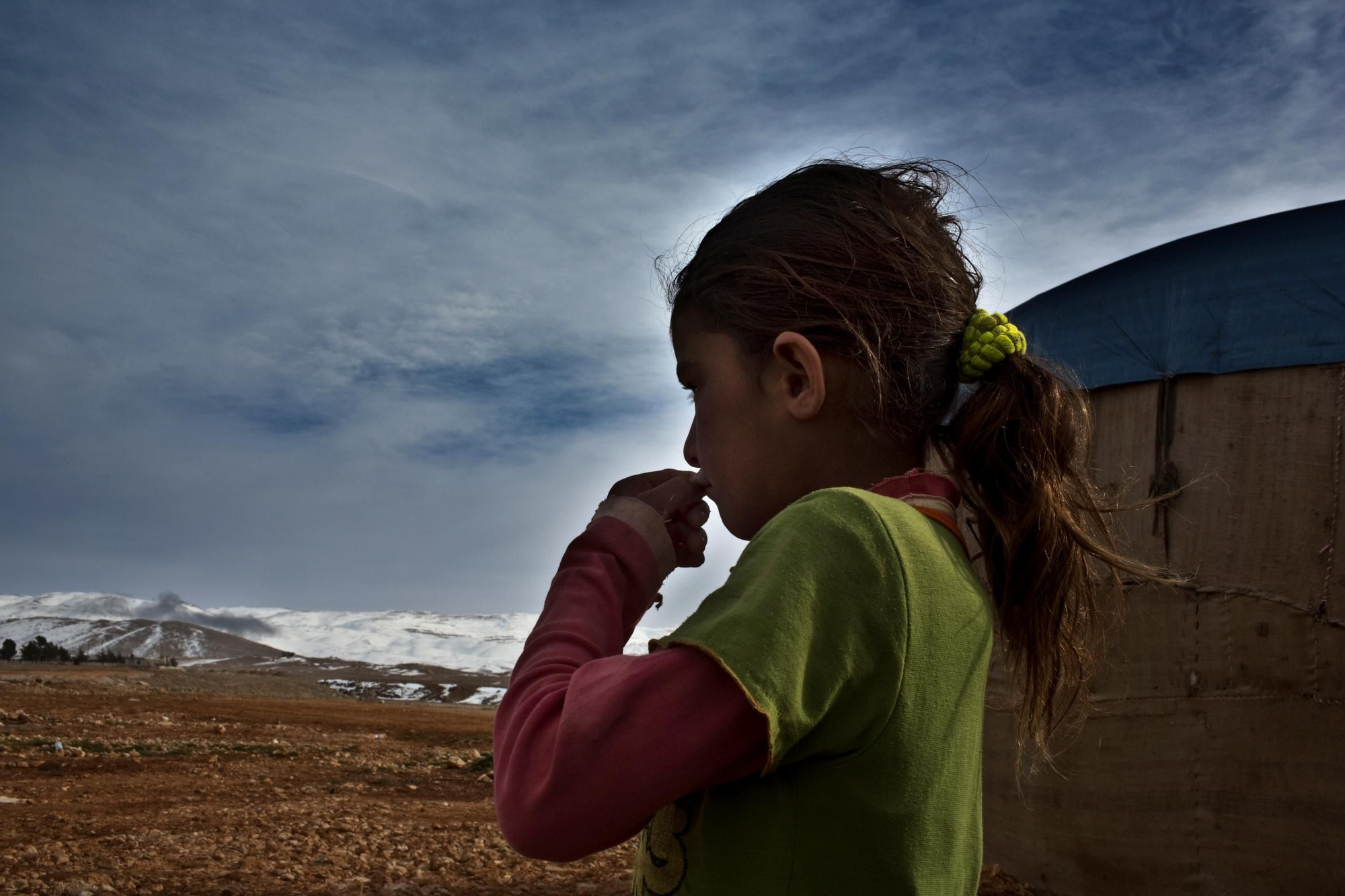 En gran parte de Líbano, la capacidad de las comunidades de acogida de absorber refugiados ha llegado a su límite. Las familias que llegaron al inicio del conflicto se están quedando sin dinero para pagar la comida y la vivienda y no tienen acceso a cuidados médicos básicos. Campo de refugiados improvisado de Taybeh. La falta de condiciones higiénicas en el campo está conduciendo a la aparición de enfermedades transmisibles, especialmente entre los niños.