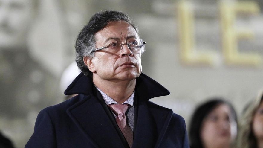 El presidente de Colombia, Gustavo Petro, asiste a una ceremonia de ascensos militares en Bogotá.