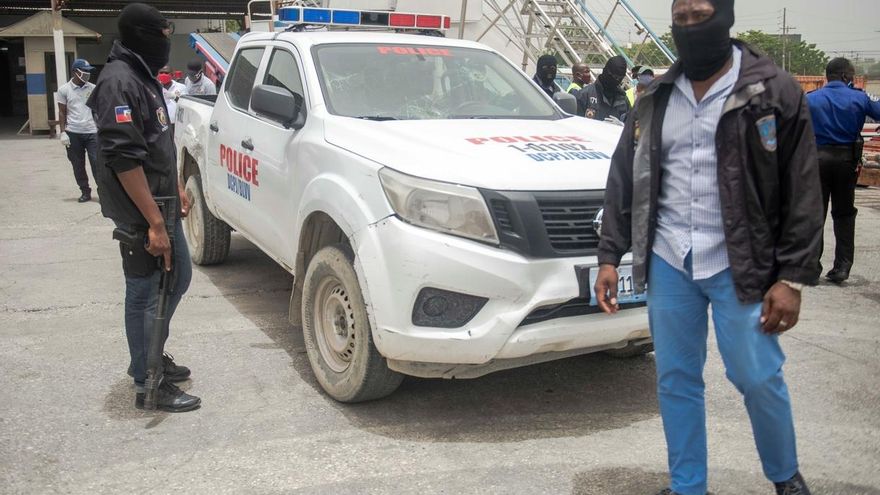 El exlíder paramilitar Emmanuel Constant es detenido luego de ser deportado de los Estados Unidos por la policía haitiana a su llegada al Aeropuerto Internacional Toussaint Louverture en Puerto Príncipe (Haití).