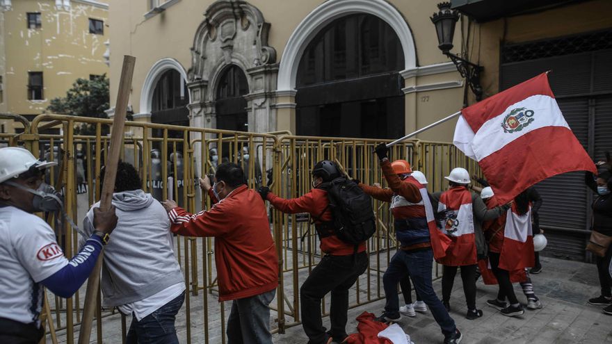 Seguidores de Keiko Fujimori marchan al Palacio y atacan auto de ministros