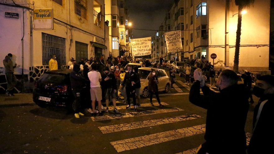 Protesta contra la inmigración en el barrio de Las Rehoyas, en Gran Canaria Alejandro Ramos