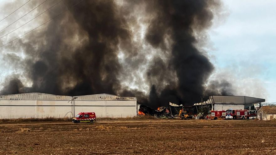 Controlado el incendio en una nave de Palma del Río, aunque se pide que los vecinos permanezcan en sus casas
