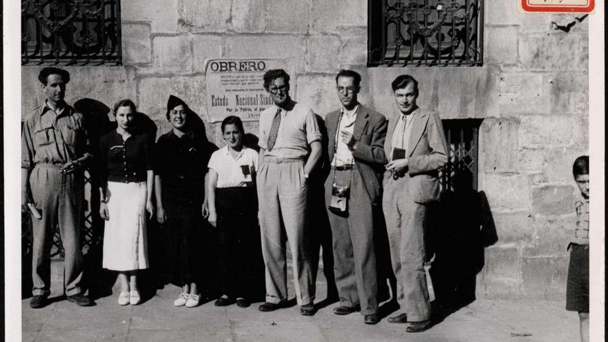 "Vecinos fraternizando con soldados y periodistas".