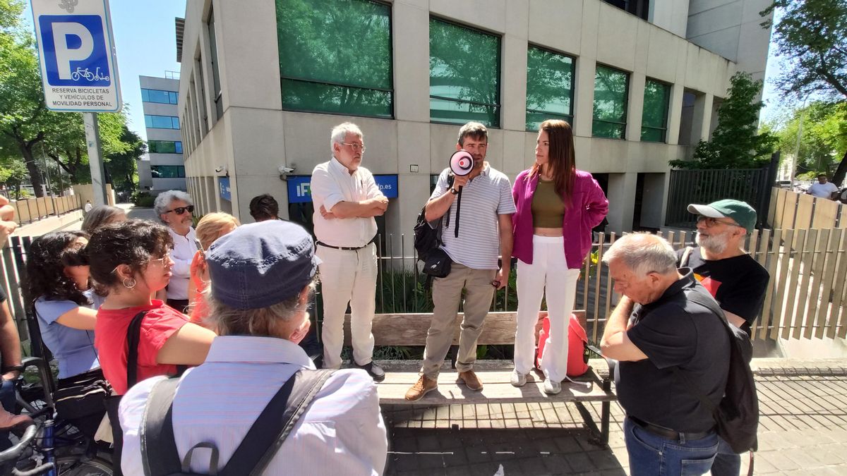 Marta Martínez (XR), Jorge Reichman (Ecologistas en Acción y Rebelión Científica) y Francisco del Pozo (Greenpeace) a la entrada de los juzgados