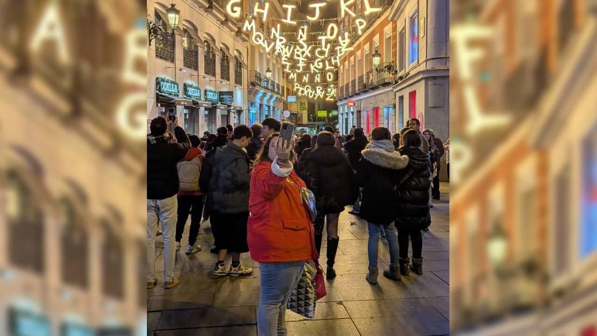 Una mujer se hace un selfie en la calle junto a un detalle de la última campaña de Netflix