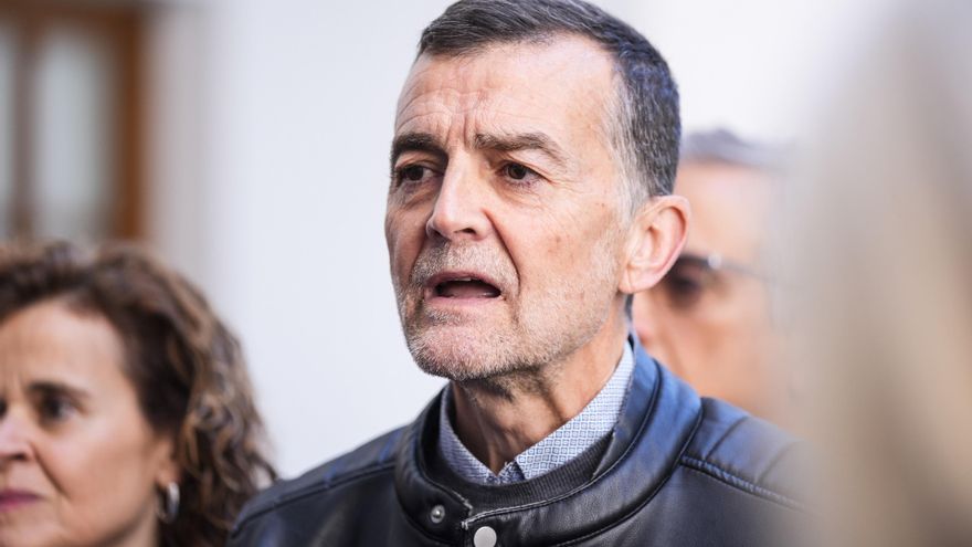 El coordinador federal de IU y candidato de Por Andalucía a la Presidencia de la Junta, Antonio Maíllo, atiende a los medios. Imagen de archivo.