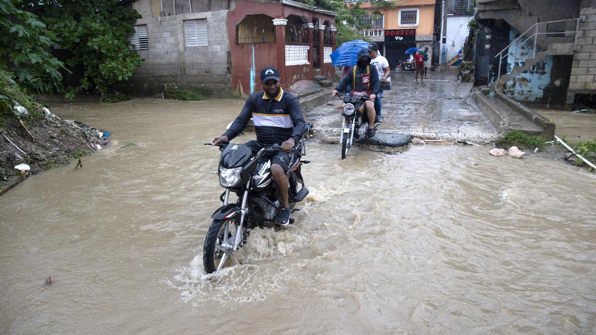 Una de las calles destruidas por las inundaciones de la tormenta tropical Melissa en República Dominicana.