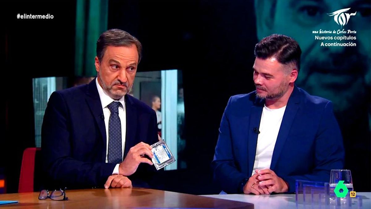 El Ábalos de 'El Intermedio' se encuentra con Rufián y le pide que le guarde un disco duro: "Son las películas de Torrente"