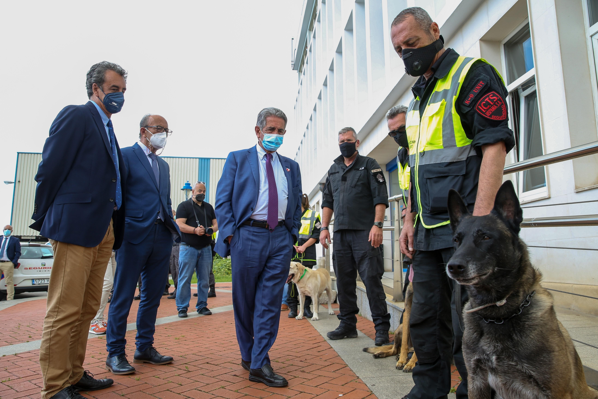 Revilla, Marcano y Martín junto a los nuevos efectivos que se incorporaron al puerto en junio.