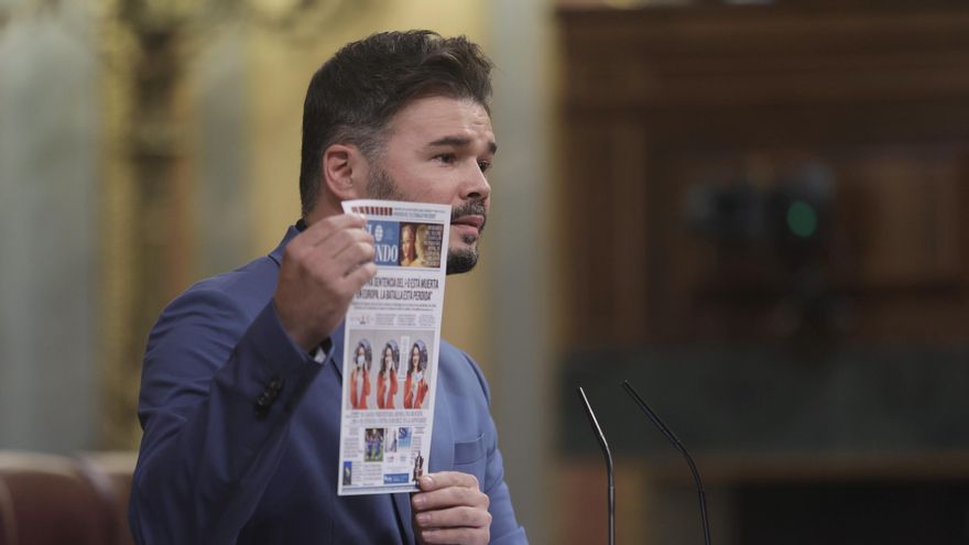 El portavoz de Esquerra Republicana en el Congreso, Gabriel Rufián, muestra la portada de un periódico durante su intervención en una sesión de control al Gobierno en el Congreso de los Diputados