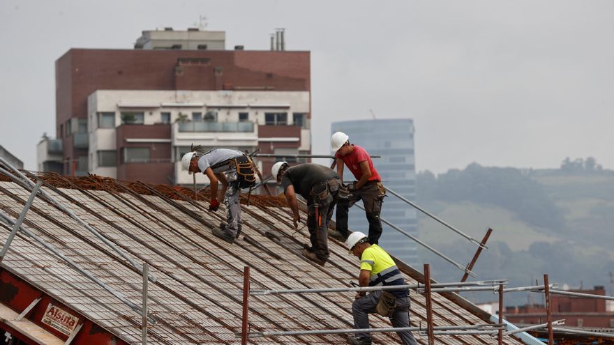 Trabajadores de la construcción trabajando en la cubierta de un nuevo edificio en una imagen de archivo. EFE/Luis Tejido