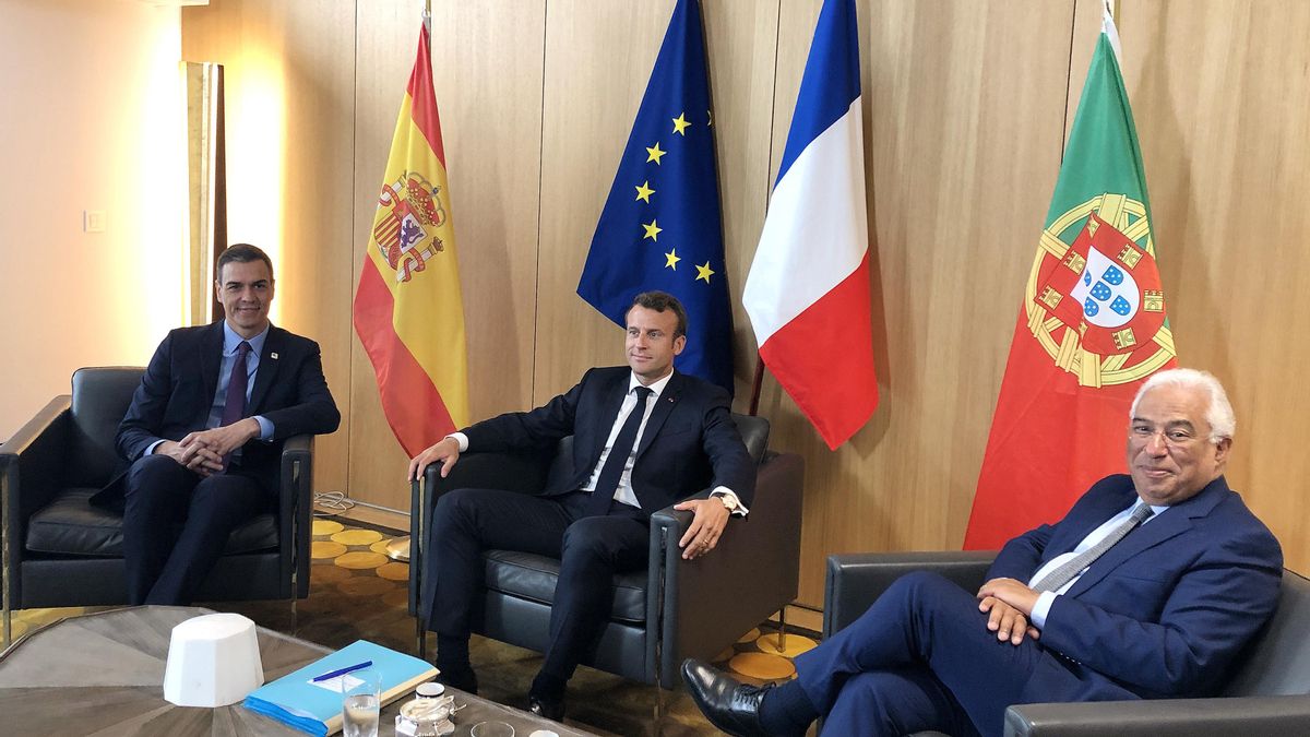 Archivo - El presidente del Gobierno en funciones, Pedro Sánchez, el presidente de la República de Francia, Emmanuel Macron y el primer ministro de Portugal, Antonio Costa, antes de su reunión en Bruselas.