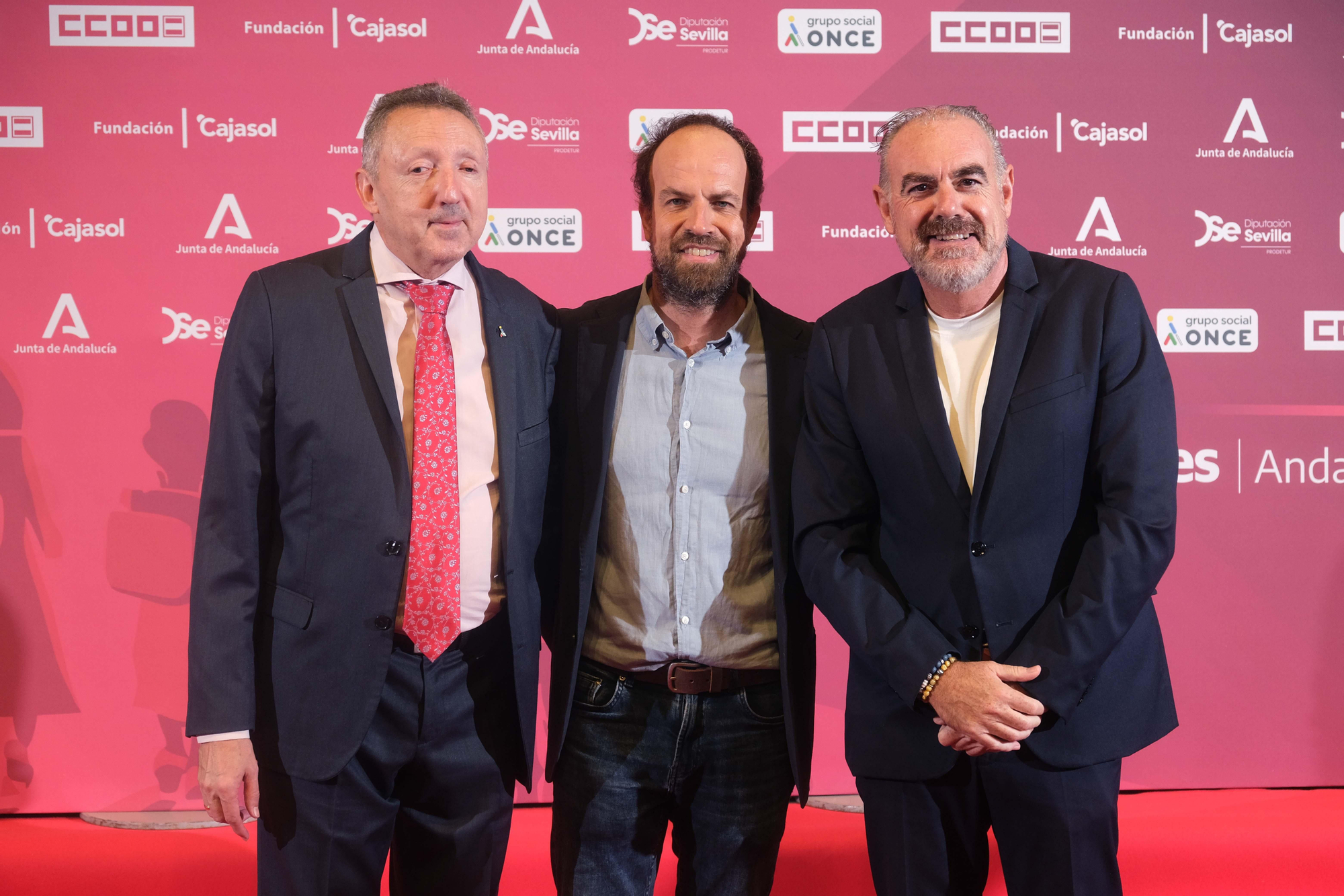 Javier Ramajo, con Cristóbal Martínez, delegado territorial de la ONCE en Andalucía, y el director de comunicación de la ONCE en Andalucía, Luis Gresa