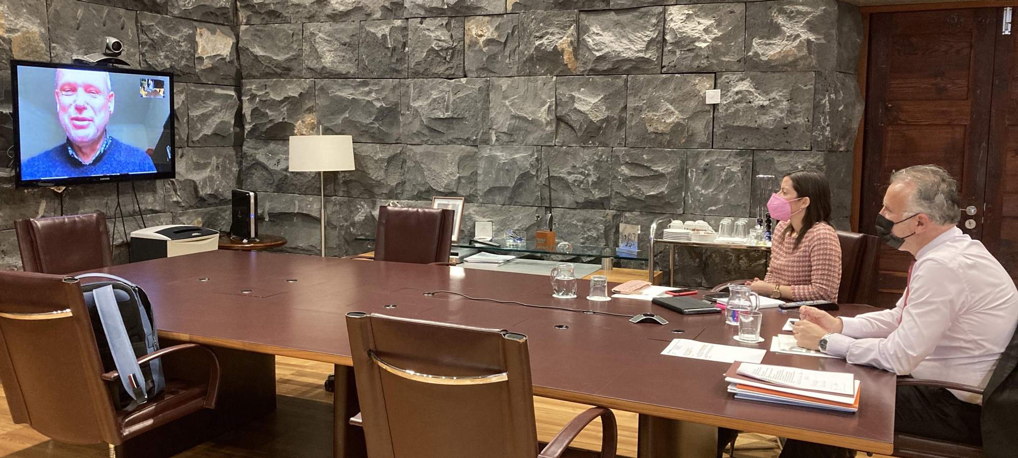 Ángel Victor Torres y Yaiza Castilla durante la reunión telemática.