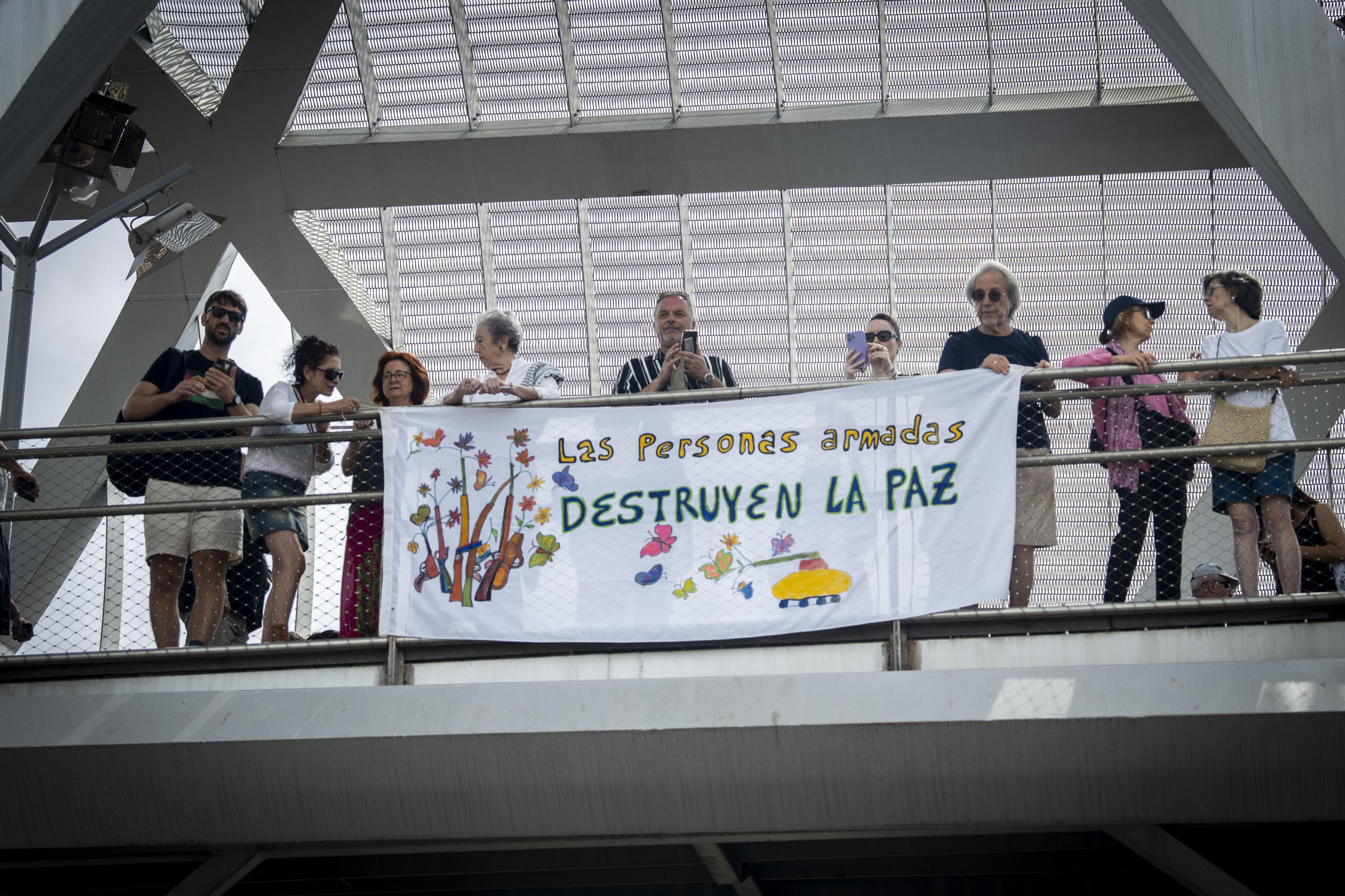 Cientos de personas llenan las orillas de Madrid Río en solidaridad con Gaza y para apoyar a la Global Sumud Flotilla