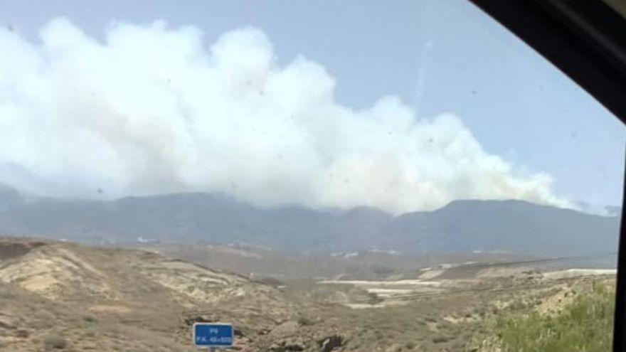 Vistas del incendio en Arico desde la autopista del Sur