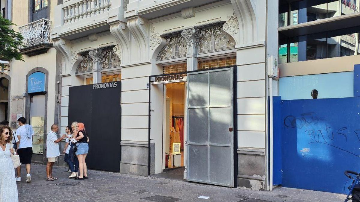 Vuelve el tradicional 'blindaje' en comercios y portales para evitar los estragos del Carnaval en Santa Cruz