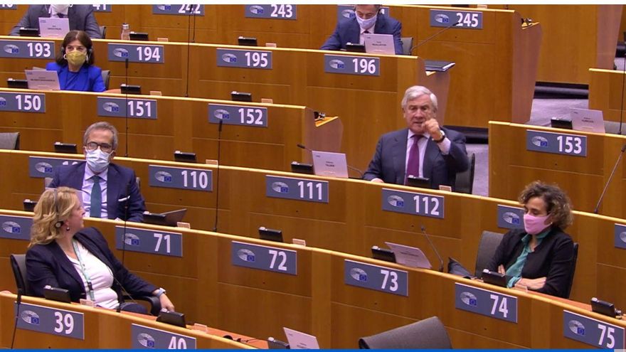 El eurodiputado de Forza Italia, Antonio Tajani, interrumpe al jefe de la diplomacia europea, Josep Borrell, en un debate sobre Venezuela, el 7 de octubre de 2020.