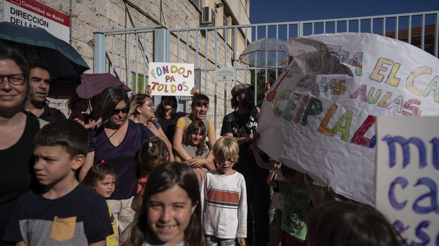 Padres y alumnos protestan por las altas temperaturas en los colegios.