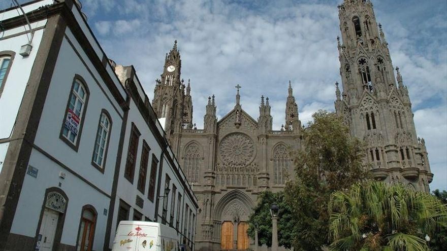 Herido grave tras caerle un árbol encima en un parque de Arucas